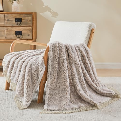 EMME Sherpa Decke Sofa Kuscheldecke Dekorativ mit Quasten, 230x270 cm Flauschige Wohndecke Dicke Sofadecke,Warm Leichtes Design Reversible Boho Style Fleecedecke für Couch,Beige