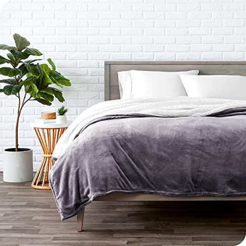 Bare Home Sherpa Kuscheldecke 150 x 200cm in Viola Polveroso - Flauschige & Weiche Sofa ‑ und Bettdecke - Warm, Leicht & Wendbar - Oeko‑Tex Zertifiziert