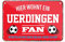 Hier wohnt ein Uerdingen Fan Blechschild - Metallschild mit Kordel und Saugnapf - Fussball Fans Ultras Anhänger Begeisterte - Wanddeko Türdeko Man Cave Jugendzimmer Werkstatt Wohnzimmer - 18x12cm