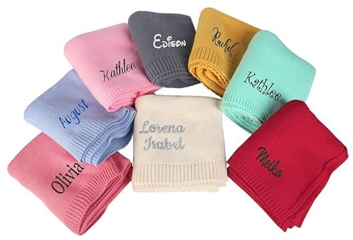 Urijk Personalisierte Babydecke mit Namen 80 * 100cm Babydecke Personalisiert Weiche Atmungsaktive Strickdecke Personalisiert Gestickter Name Neugeborenes Kinder Geschenk Baby Decke mit Namen