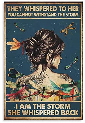 Poster mit Aufschrift They Whispered to Her You Cannot Withstand The Storm I Am The Storm She Whispered Back, Retro-Mädchen-Kunst, Libellen-Druck, Dekordruck, Bild, Gemälde 40 x 60 cm