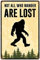 Lustiges Retro-Metall-Blechschild Not All Who Wander are Lost, Poster, Bigfoot, Wandkunst, Dekoration, rustikale Wohnkultur, Raumdekoration, Schild für Schlafzimmer, Badezimmer, Büro, Männerhöhle,