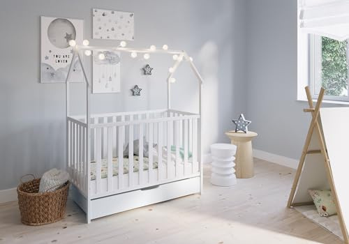 FabiMax Schlafmütze 120x60, Babybett in Hausoptik, 3-Fach Höhenverstellbar, Umbaubar zum Juniorbett (ohne Matratze/mit Schublade, weiß, 120x60 cm)