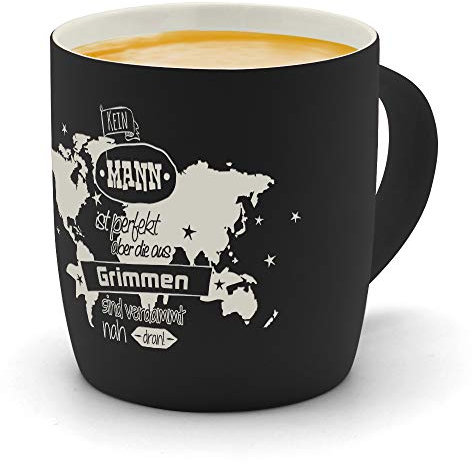 printplanet - Kaffeebecher mit Ort/Stadt Grimmen graviert - SoftTouch Tasse mit Gravur Design Keine Mann ist Perfekt, aber... - Matt-gummierte Oberfläche - Farbe Schwarz