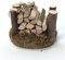 Miniaturenbau-Lewen Holzstapel aus Holz auf Baumscheibe. Krippenzubehör für Weihnachtskrippe. 7x5 cm