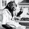 artissimo, Glasbild, 50x50cm, AG5586A, schwarz-weiß Foto Retro: Chimpanse beim Spaghetti Essen, lustige Tiere, Wanddekoration aus Glas, Wandbild Küche modern, Küchenbild