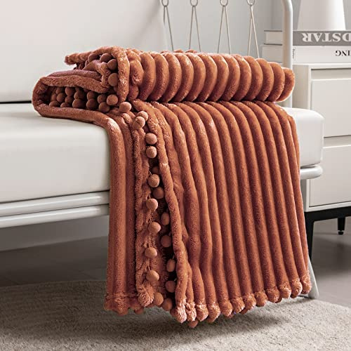DISSA Fleecedecke: Weich, volumiös, flauschig, warm, gemütlich, perfekter Überwurf für Couch, Bett, Sofa, mit Pompons am Saum, Flanelldecke, Überwurf mit einer Größe von ca. 152 x 203 cm, Karamell