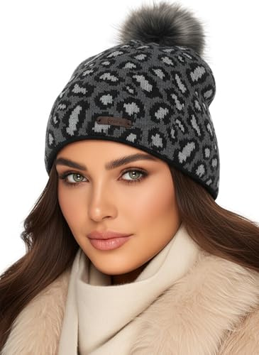 Baesics Bommelmütze Damen Herren - Leo Wintermütze Kunstfell Bommel warm | Mit flauschigem Pompon und weichem Fleecefutter, Größe ca. 54-58 cm, Strick aus der EU. Warm für Herbst, Winter und als